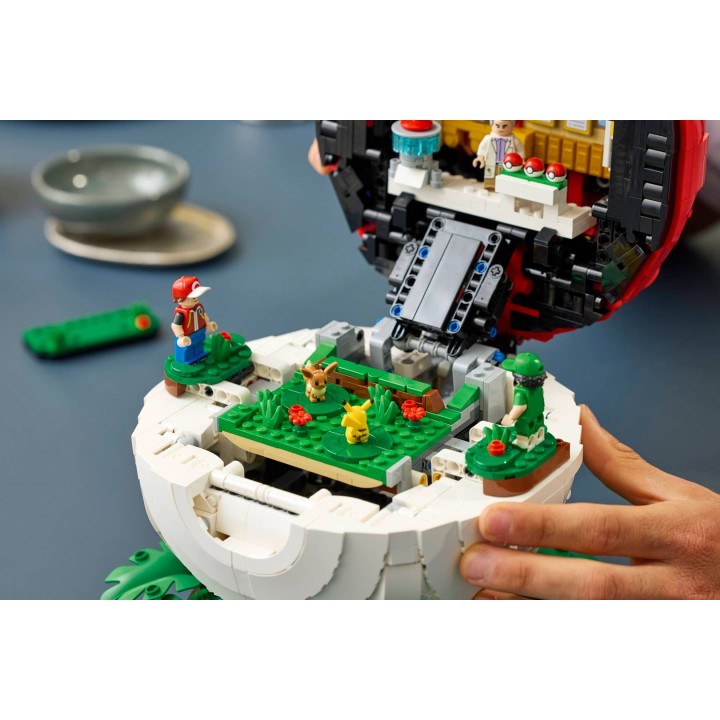 LEGO POKÉMON 72154 Iconic Trainer Moments Poké Ball