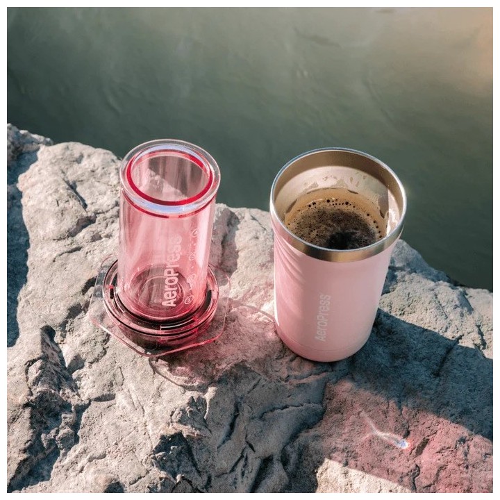 AEROPRESS Go Plus caffettiera con tazza termica rosa 475 ml